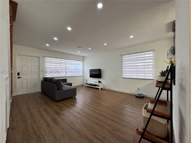 10651 NW 1st St 10651, Pembroke Pines, FL 33026