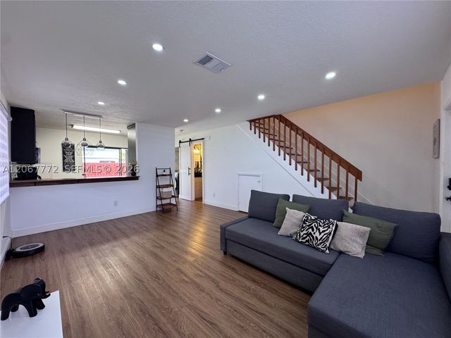 10651 NW 1st St 10651, Pembroke Pines, FL 33026