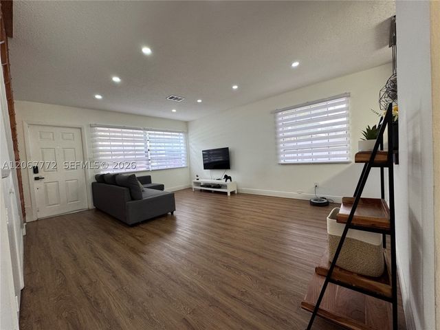 10651 NW 1st St 10651, Pembroke Pines, FL 33026