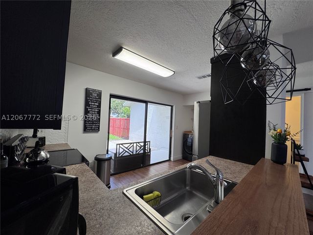 10651 NW 1st St 10651, Pembroke Pines, FL 33026