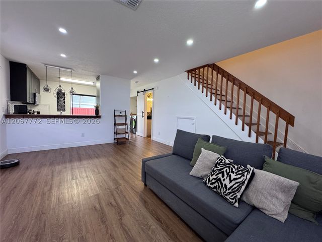 10651 NW 1st St 10651, Pembroke Pines, FL 33026