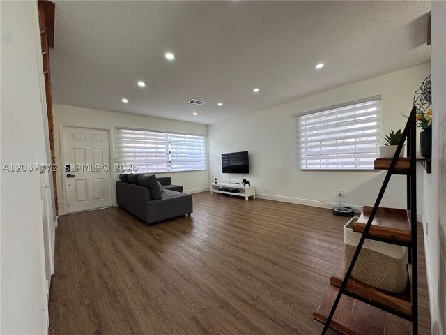 10651 NW 1st St 10651, Pembroke Pines, FL 33026