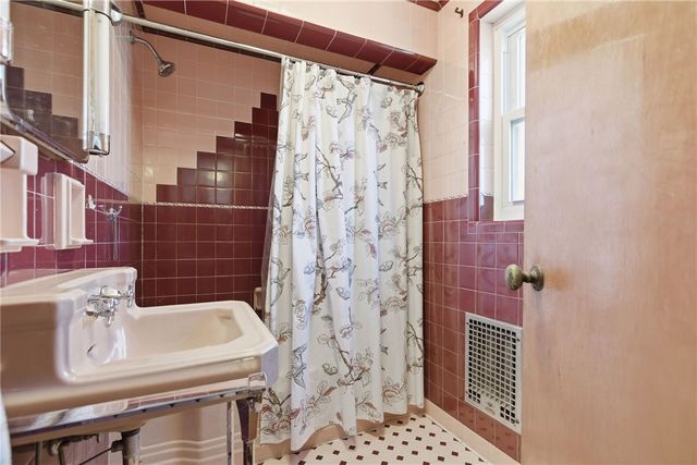 2902 Center St, Ingram, PA 15205