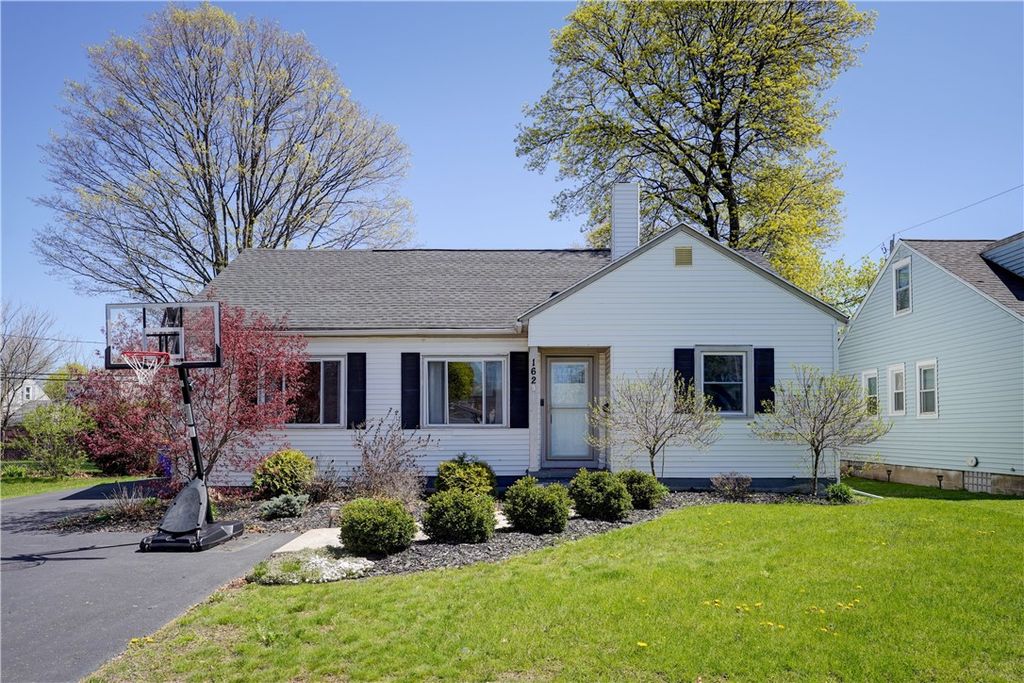 162 Nantucket Rd, Greece, NY 14626