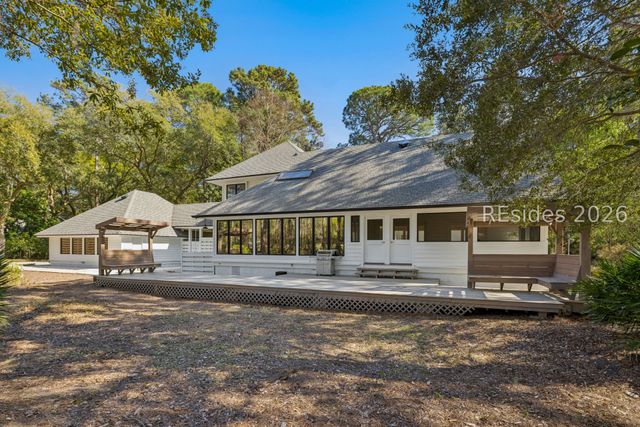 13 McIntosh Rd, Hilton Head Island, SC 29926