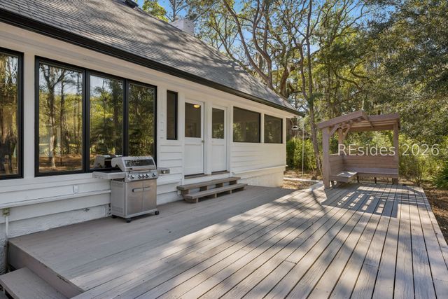 13 McIntosh Rd, Hilton Head Island, SC 29926