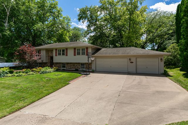 6319 Dodds Drive, Bettendorf, IA 52722