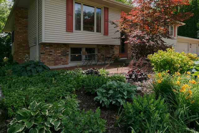 6319 Dodds Drive, Bettendorf, IA 52722