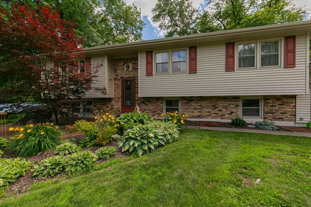 6319 Dodds Drive, Bettendorf, IA 52722