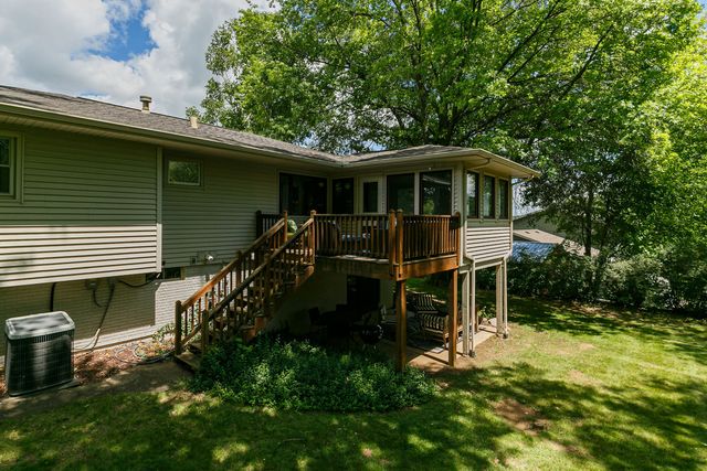 6319 Dodds Drive, Bettendorf, IA 52722