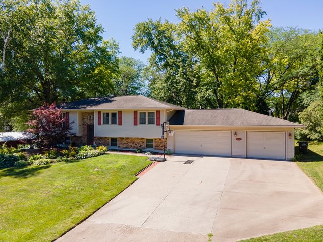6319 Dodds Drive, Bettendorf, IA 52722