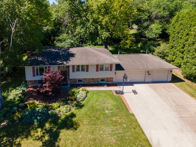 6319 Dodds Drive, Bettendorf, IA 52722