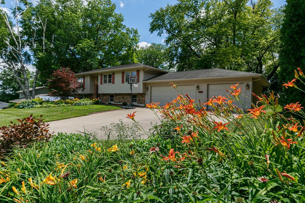 6319 Dodds Drive, Bettendorf, IA 52722