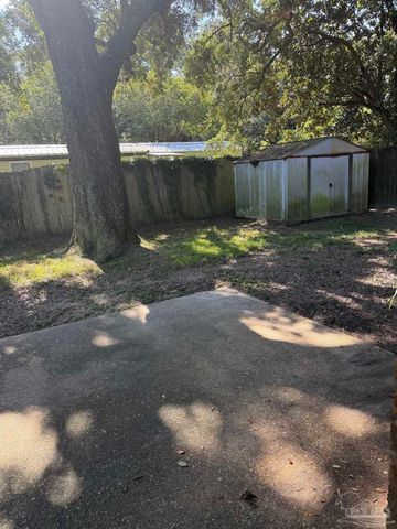 5842 Princeton Dr, Pensacola, FL 32526