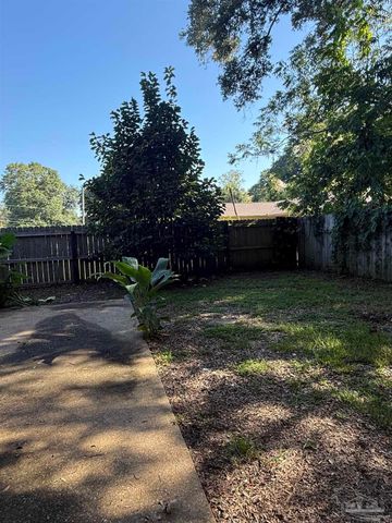 5842 Princeton Dr, Pensacola, FL 32526