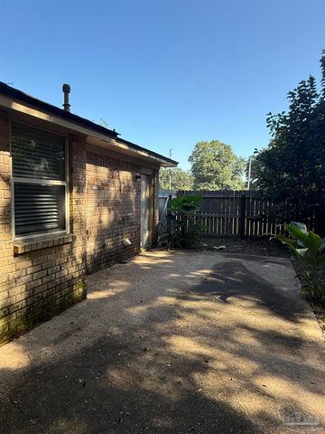 5842 Princeton Dr, Pensacola, FL 32526