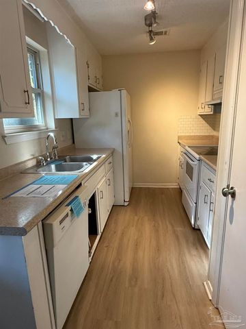 5842 Princeton Dr, Pensacola, FL 32526