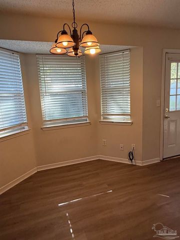 5842 Princeton Dr, Pensacola, FL 32526