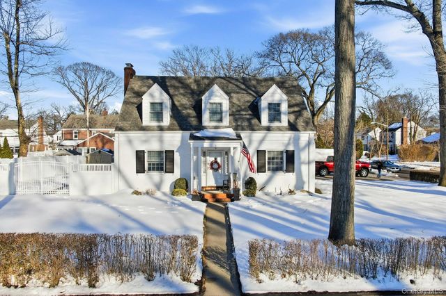 6 Beverly Parkway, Freeport, NY 11520