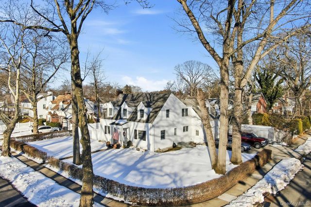 6 Beverly Parkway, Freeport, NY 11520