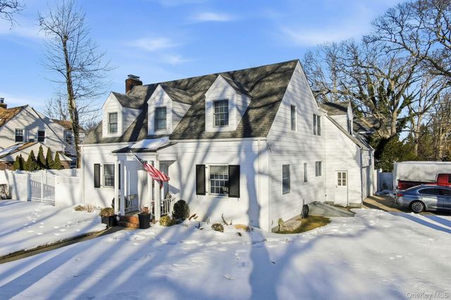 6 Beverly Parkway, Freeport, NY 11520