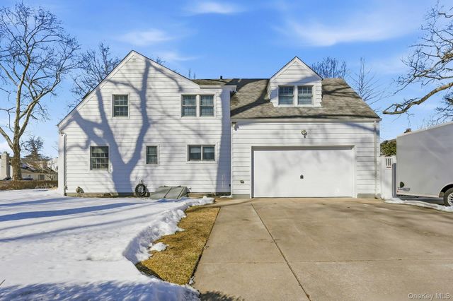 6 Beverly Parkway, Freeport, NY 11520