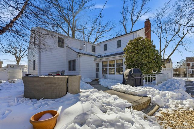 6 Beverly Parkway, Freeport, NY 11520