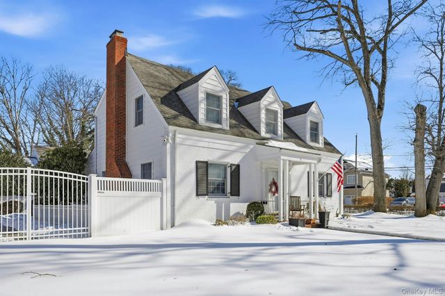 6 Beverly Parkway, Freeport, NY 11520