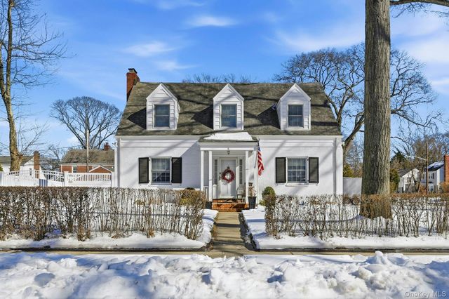 6 Beverly Parkway, Freeport, NY 11520