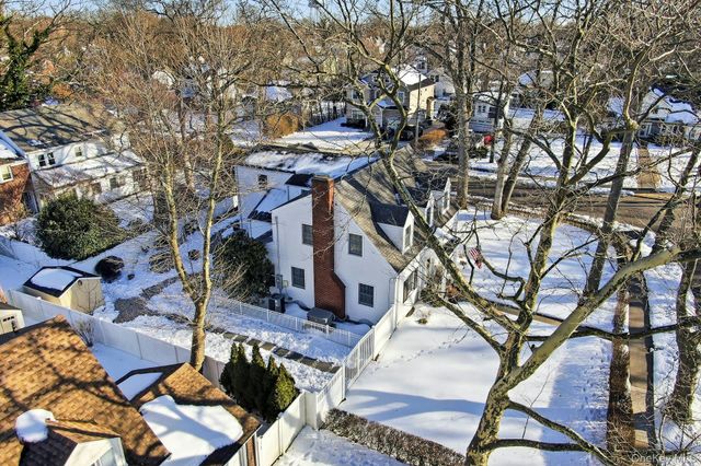 6 Beverly Parkway, Freeport, NY 11520