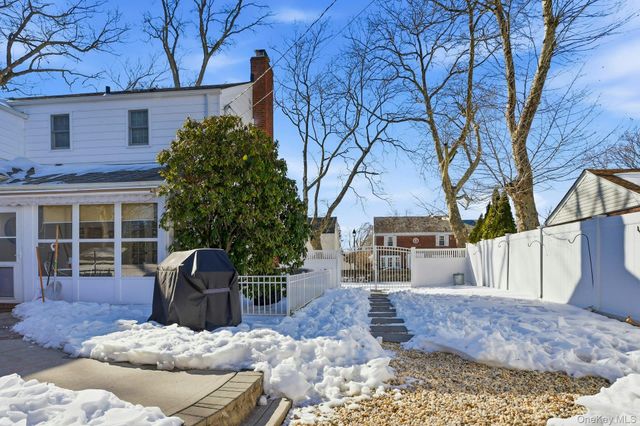 6 Beverly Parkway, Freeport, NY 11520