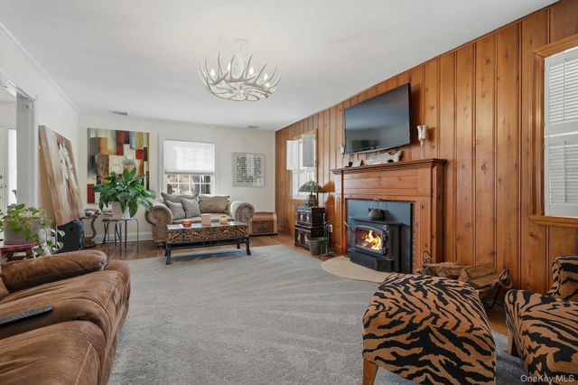 6 Beverly Parkway, Freeport, NY 11520