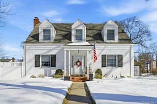 6 Beverly Parkway, Freeport, NY 11520