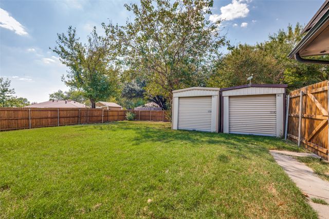 1013 Briarwood Lane, Desoto, TX 75115