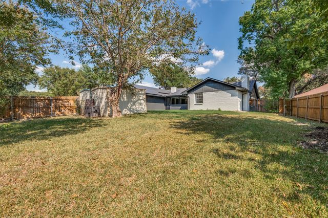 1013 Briarwood Lane, Desoto, TX 75115