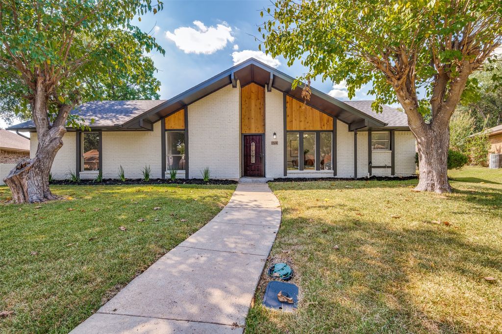 1013 Briarwood Lane, Desoto, TX 75115