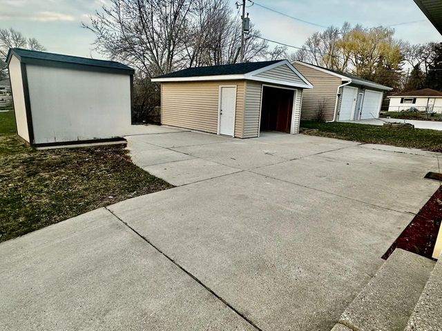 7140 N 48th STREET, Milwaukee, WI 53223