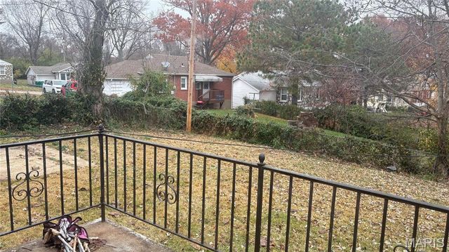 2032 Stillwater Drive, St Louis, MO 63114