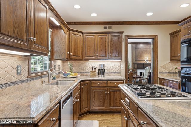 430 Blankenbaker Ln, Louisville, KY 40207