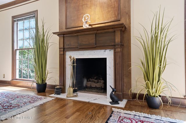 430 Blankenbaker Ln, Louisville, KY 40207