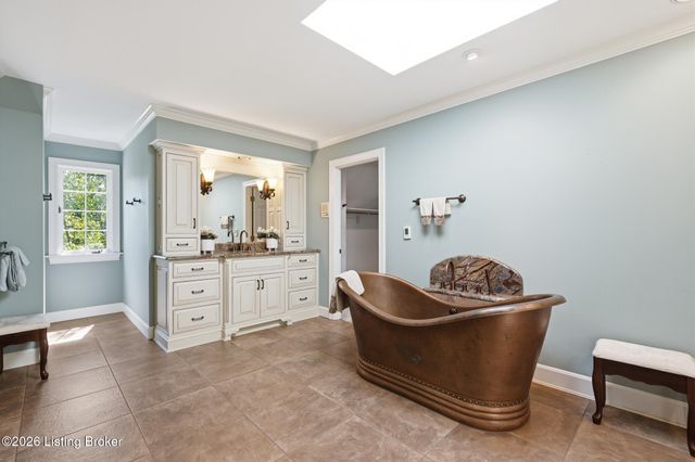 430 Blankenbaker Ln, Louisville, KY 40207