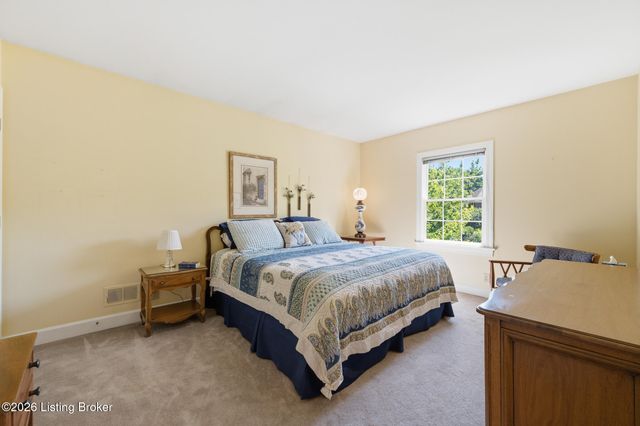 430 Blankenbaker Ln, Louisville, KY 40207