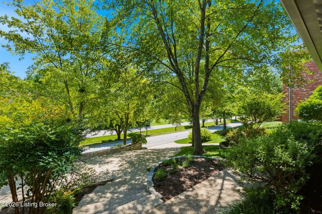 430 Blankenbaker Ln, Louisville, KY 40207