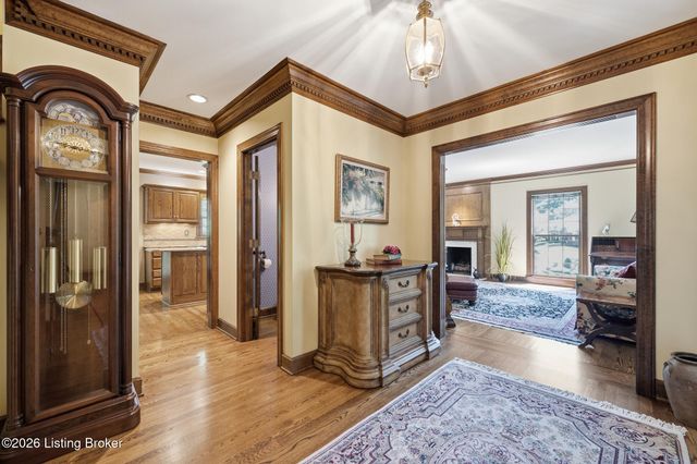 430 Blankenbaker Ln, Louisville, KY 40207
