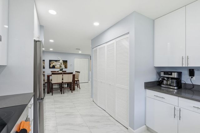 18477 Sycamore Drive W, The Acreage, FL 33470