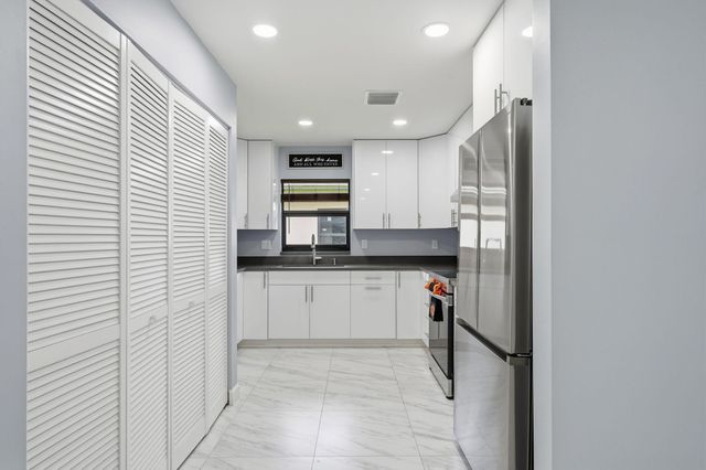 18477 Sycamore Drive W, The Acreage, FL 33470