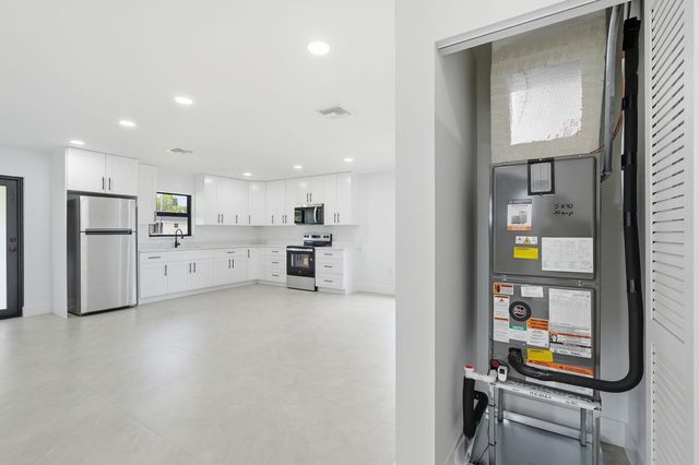 18477 Sycamore Drive W, The Acreage, FL 33470