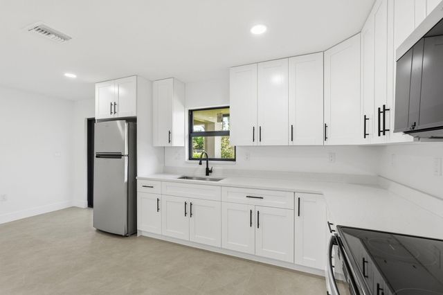 18477 Sycamore Drive W, The Acreage, FL 33470