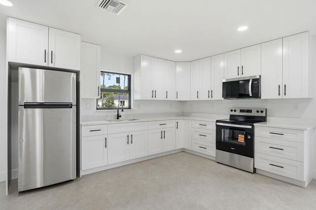 18477 Sycamore Drive W, The Acreage, FL 33470