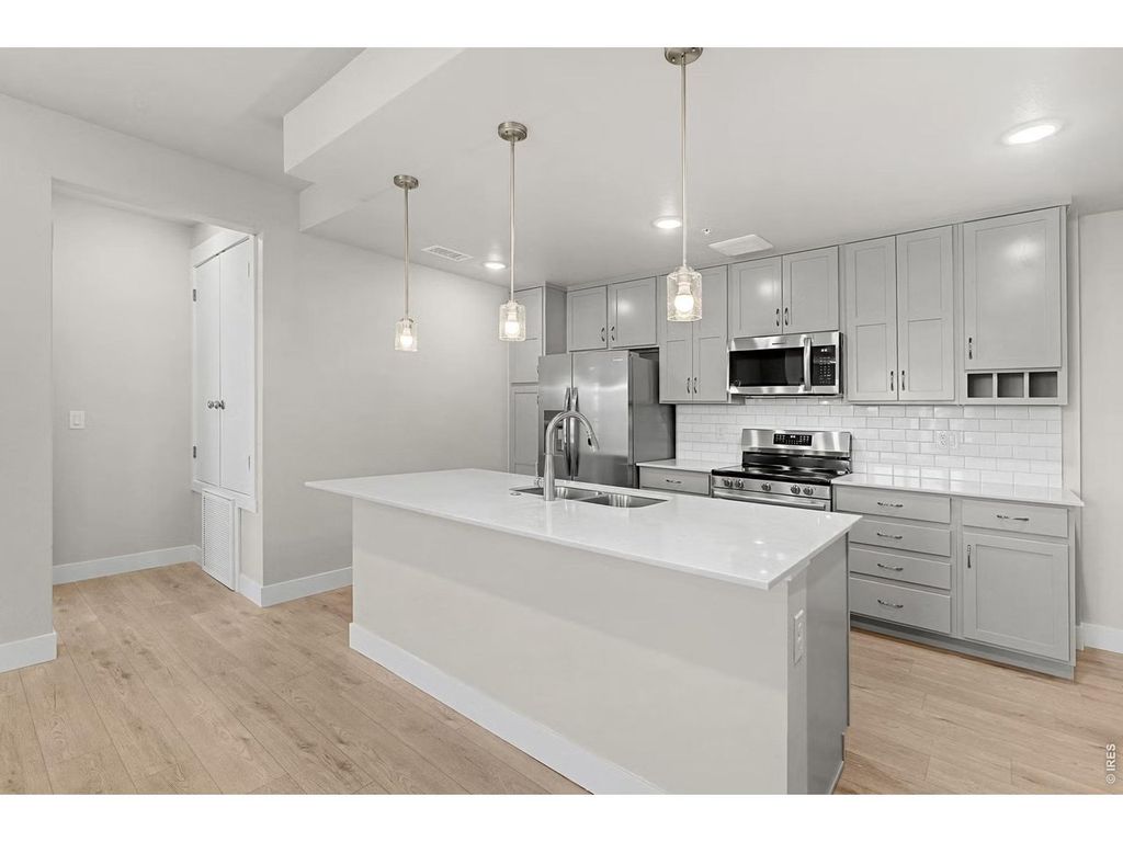 265 High Point Dr 207, Longmont, CO 80504